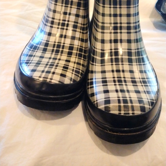 💸$16 Bass Cream Black Plaid Women's 7M Rubber Boots - Picture 8 of 8